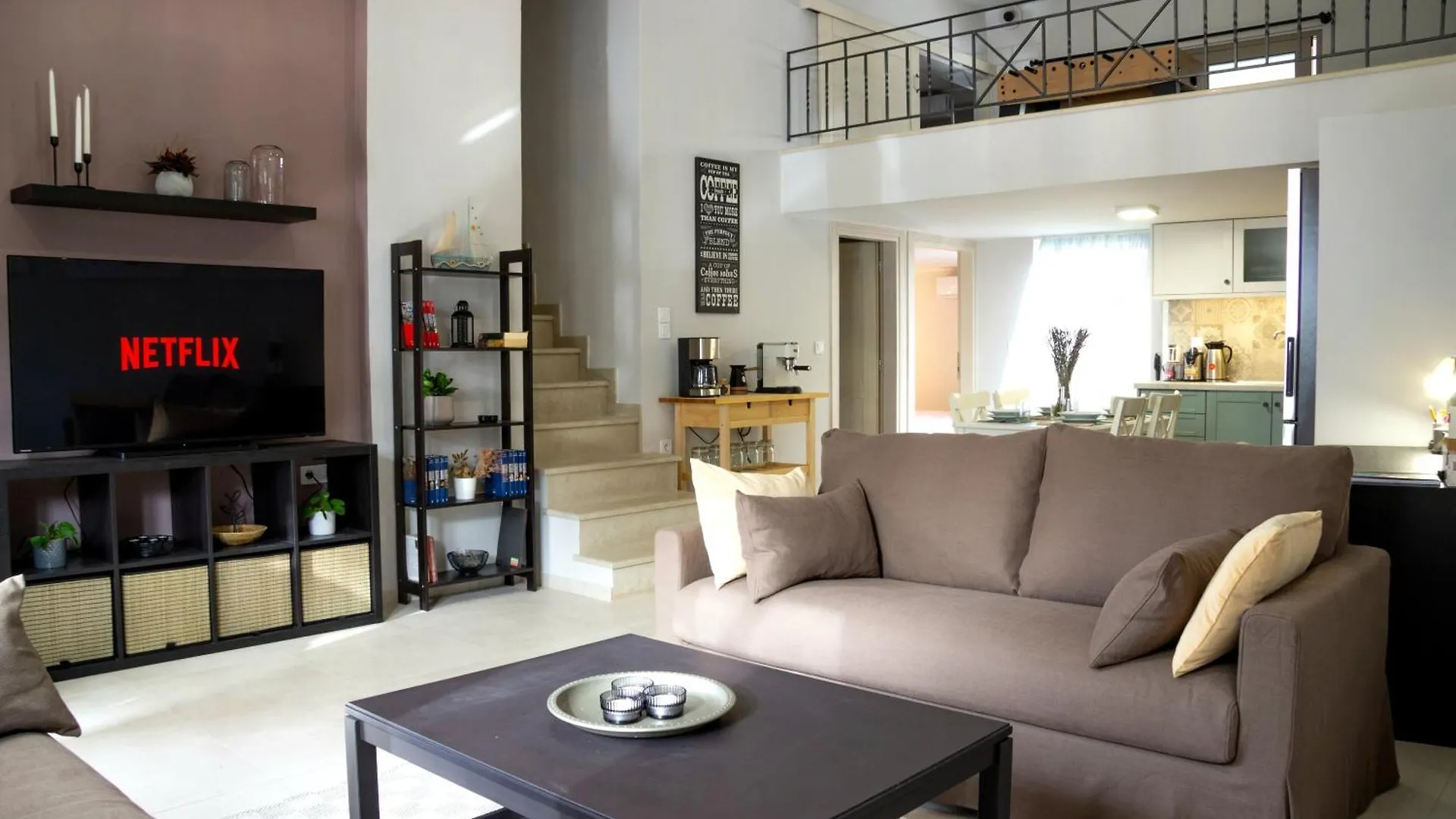 הקונטקטים של Elena\'S Beach House